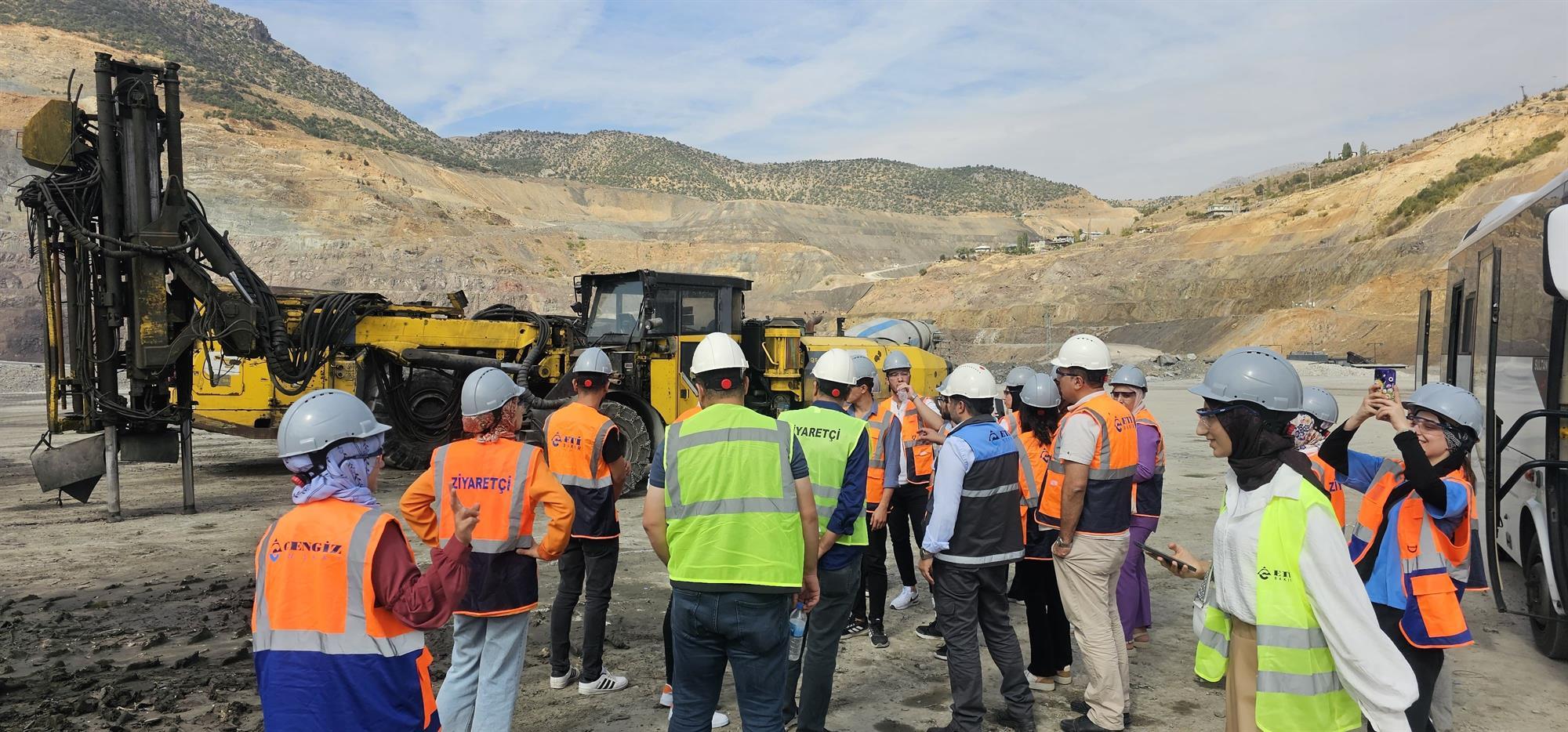 İŞ SAĞLIĞI VE GÜVENLİĞİ BÖLÜMÜ ÖĞRENCİLERİMİZ ŞİRVAN BAKIR MADENİ TESİSLERİNİ ZİYARET ETTİ