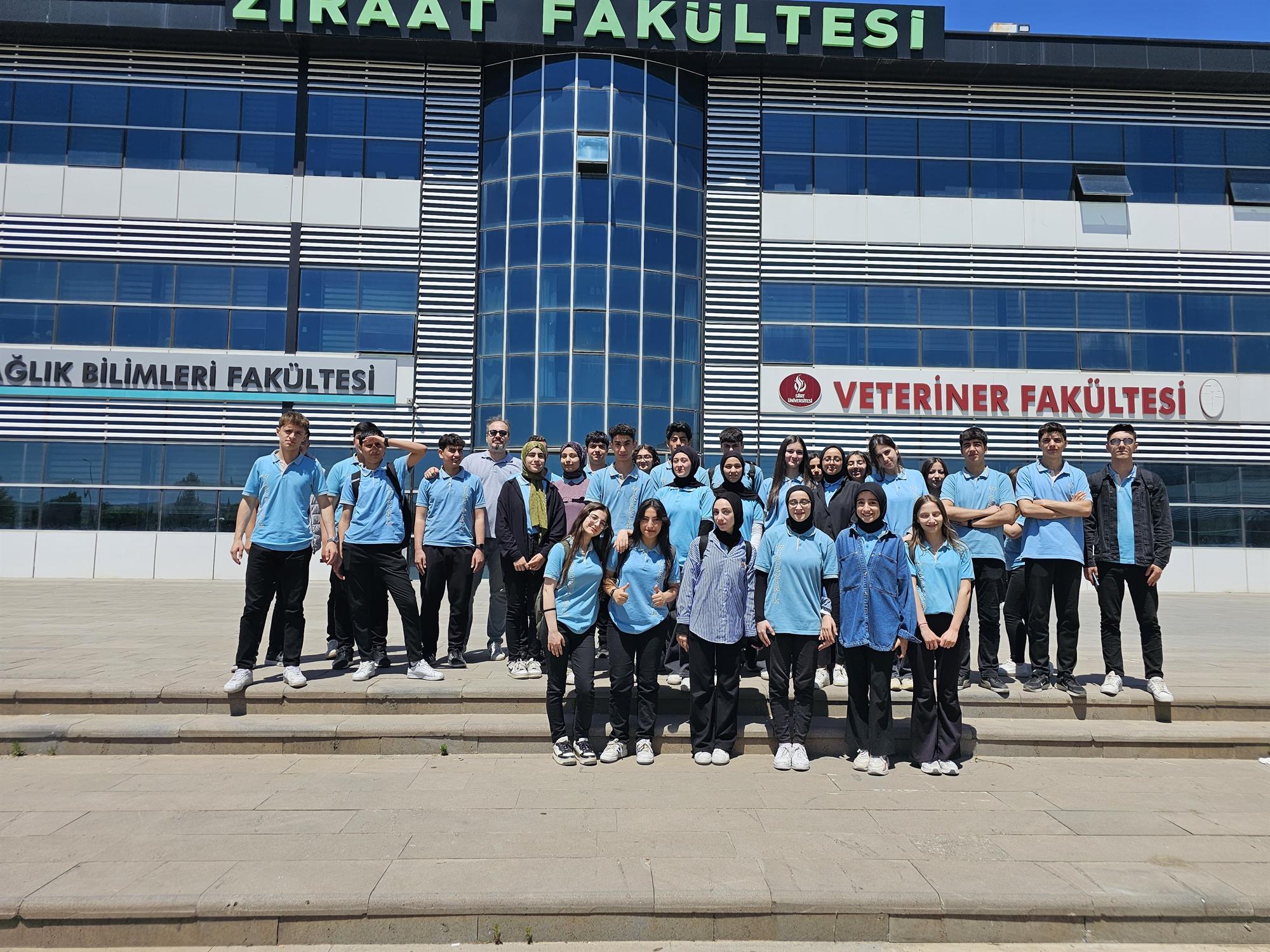 Yavuz Sultan Selim Lisesi’nin 11 Sayısal B sınıfı öğrencileri Öğretmenleri Ozan ŞEN ve Mesut AVCı nezaretinde Fakültemizi ziyaret ettiler.
